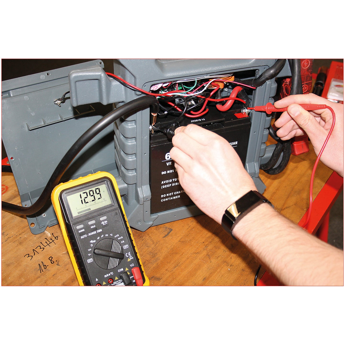 Digital multimeter, incl. test prods and crocodile clamps, electronic display.