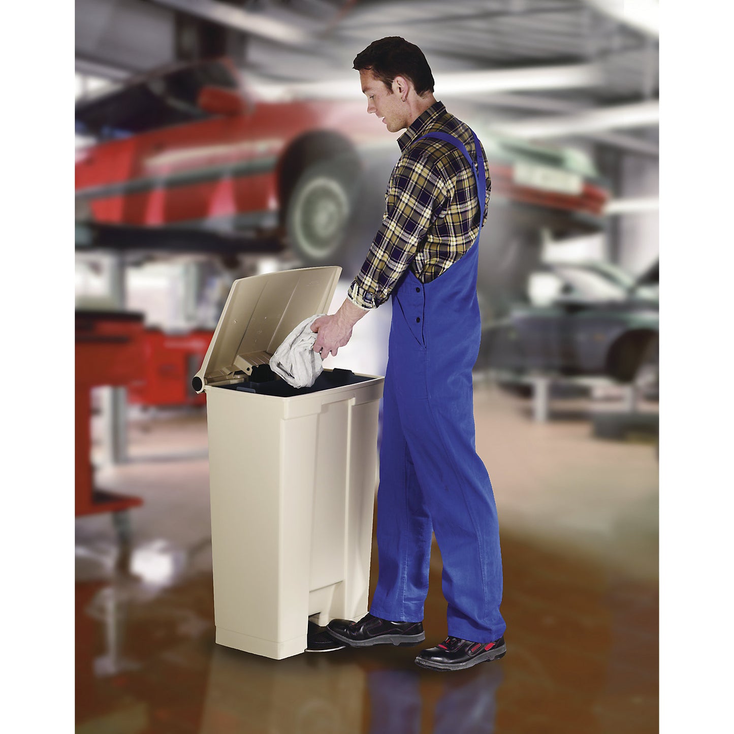 Foot pedal bin, industry, made of polyethylene, capacity 68 l, red.