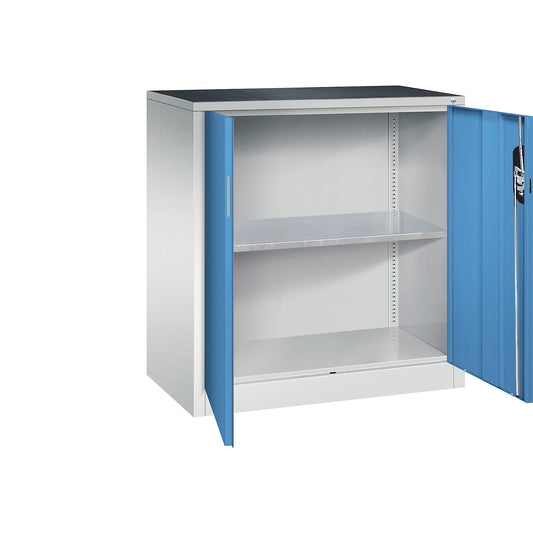 Workshop side cupboard with hinged doors, width x depth 930 x 500 mm, light grey / light blue.