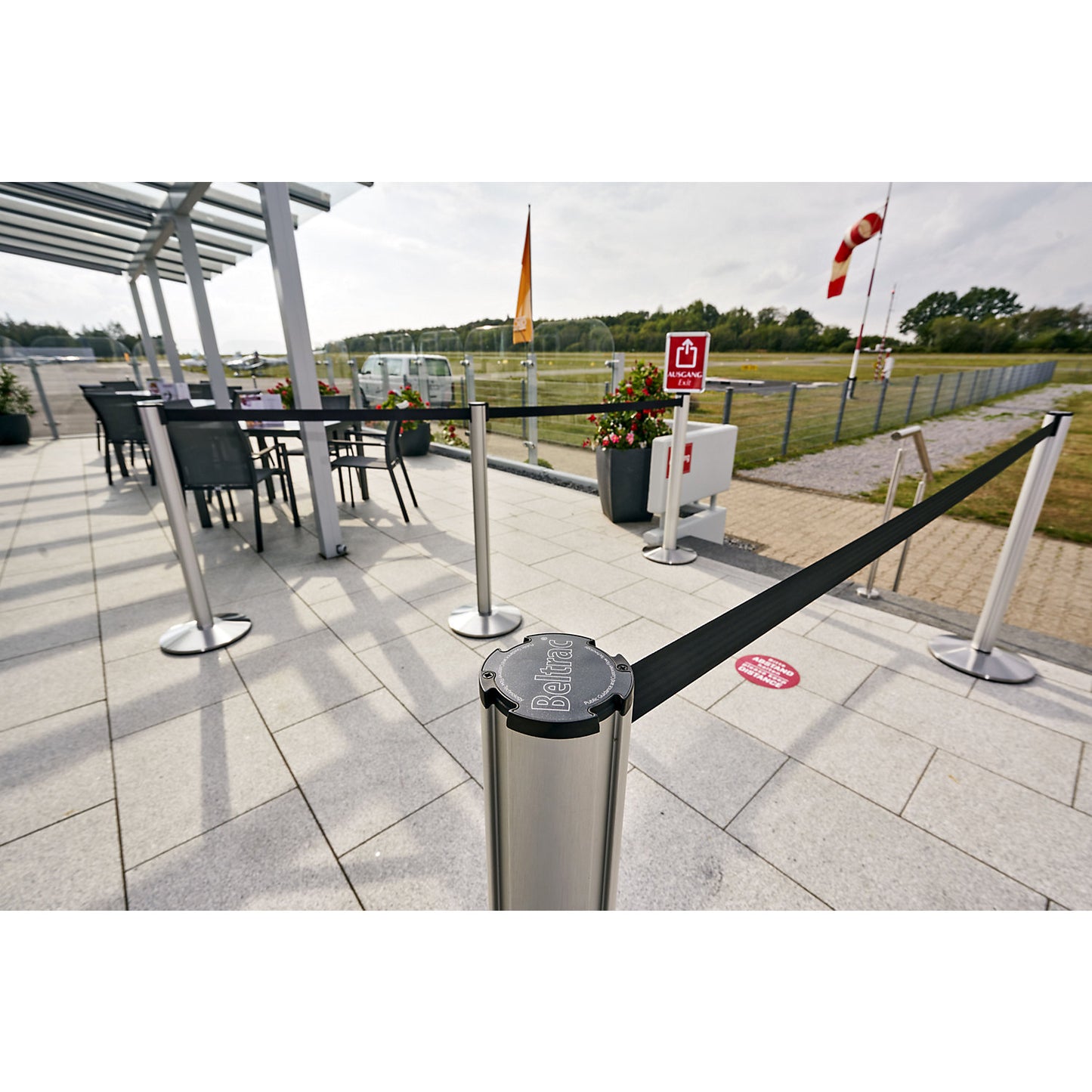 Beltrac EXTEND belt post, aluminium, brushed chrome post, belt black.