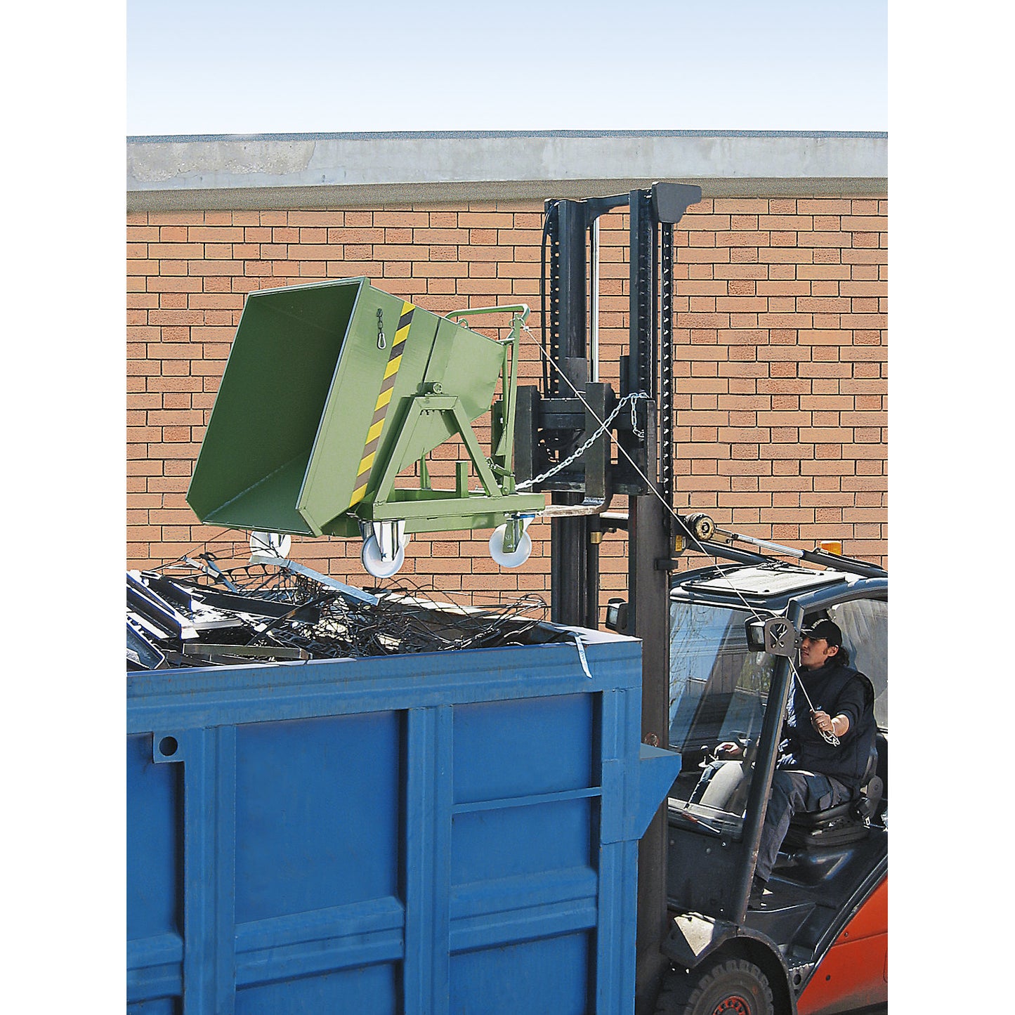Mobile tilting skip with tilting mechanism, max. load 1000 kg, capacity 0.4 m³, without sieve insert.