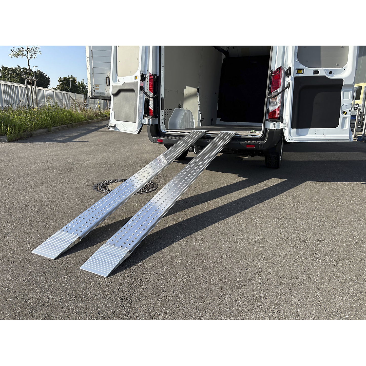 Aluminium loading ramp, perforated walking surface, max. load 435 kg, ramp width 200 mm.