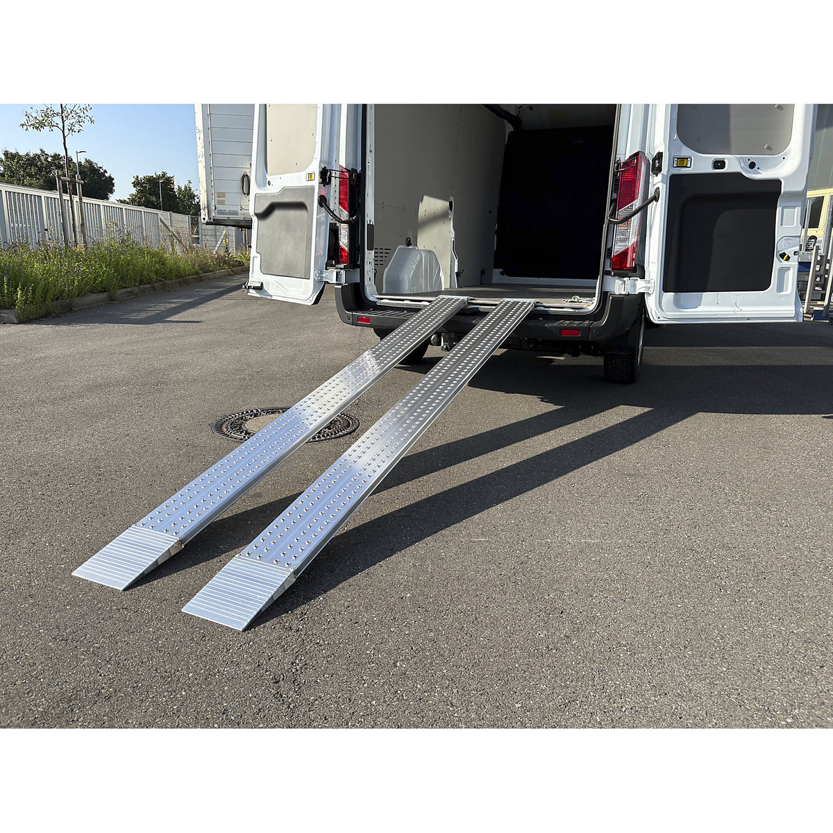 Aluminium loading ramp, perforated walking surface, max. load 275 kg, ramp width 200 mm.