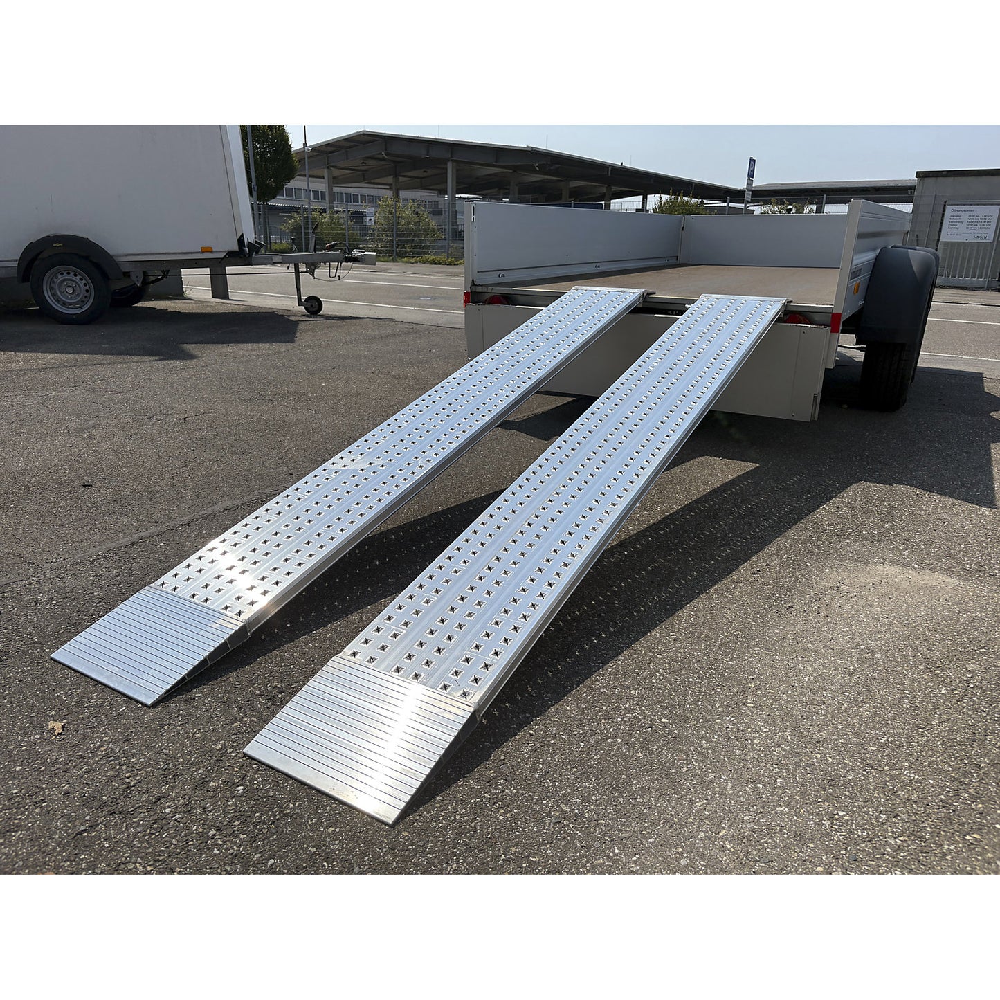 Aluminium loading ramp, perforated walking surface, max. load 450 kg, ramp width 300 mm.