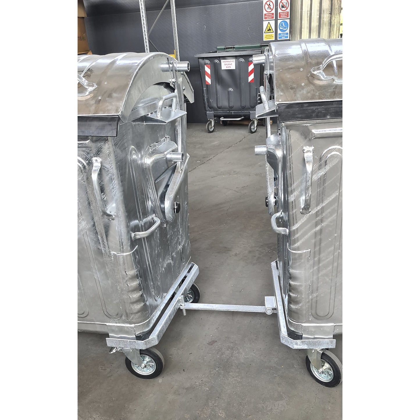 Steel waste container, DIN EN 840-5/-6, capacity 1100 l, with drawbar, trailer coupling, child lock, zinc plated.