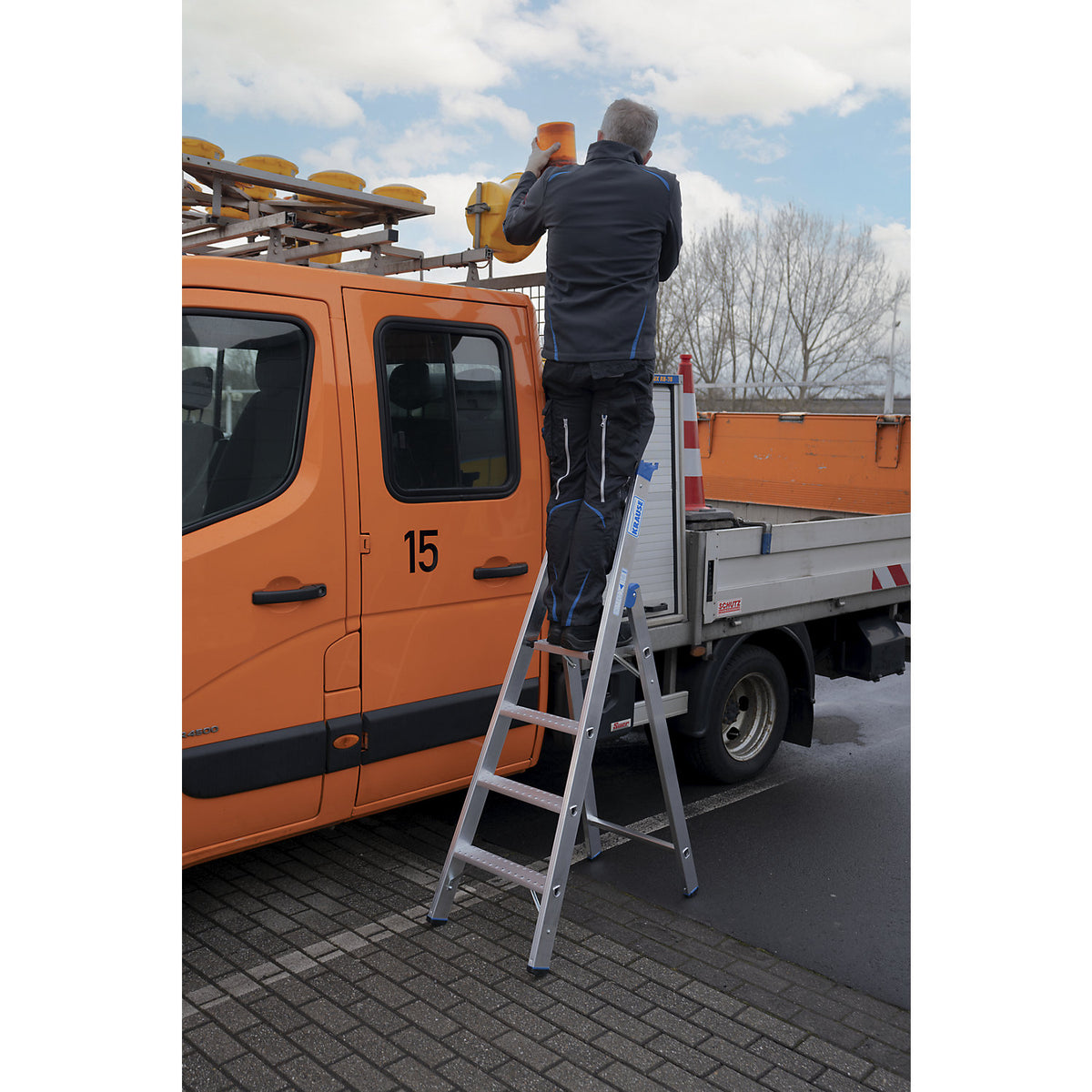 Aluminium stepladder, with R13 anti-slip properties, single sided access, 4 steps incl. platform.