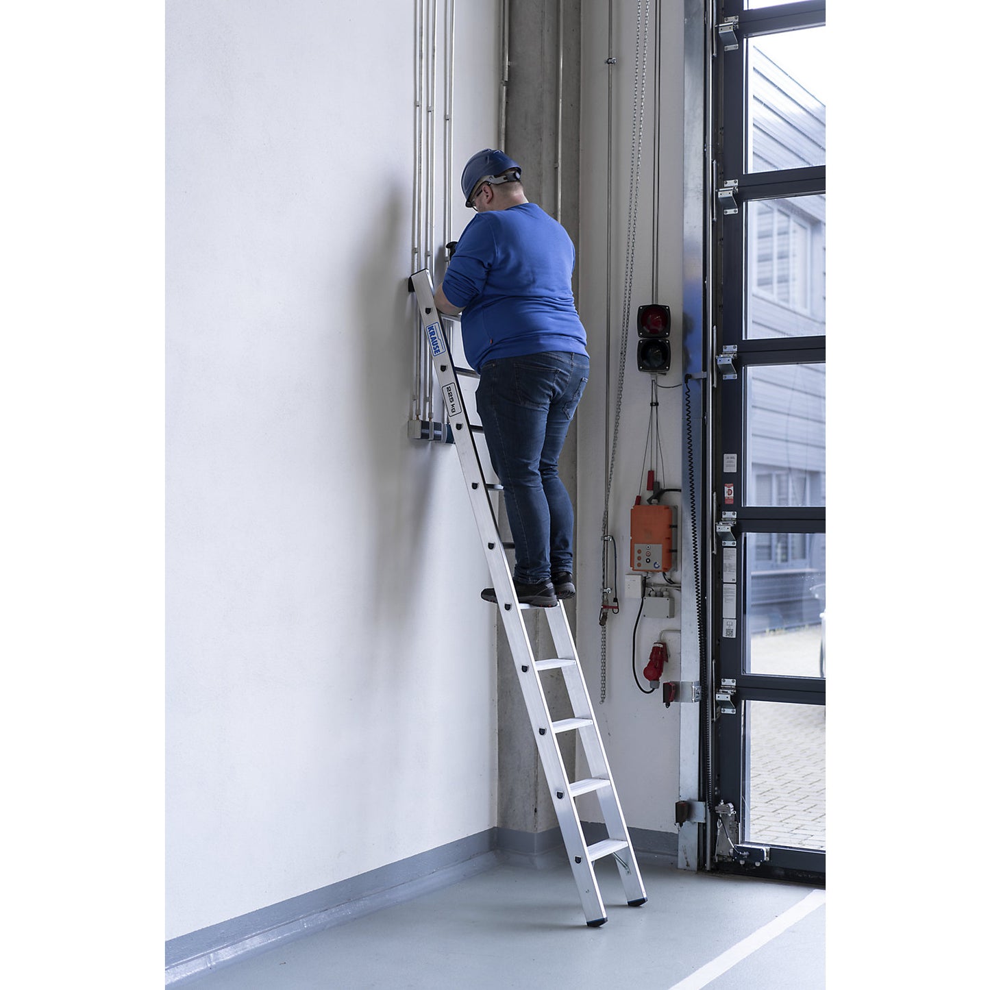 Heavy duty lean to ladder, 80 mm aluminium steps, up to 225 kg, 10 steps.