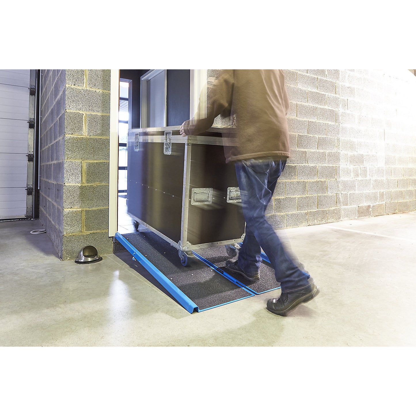 Access ramp, folding, max. load 450 kg, LxW 1660 x 890 mm.