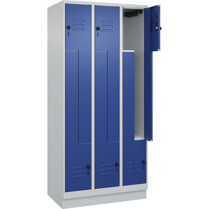 Classic PLUS Z locker, 3 compartments, light grey/gentian blue, W 900 mm, with base plinth, rotary bolt.