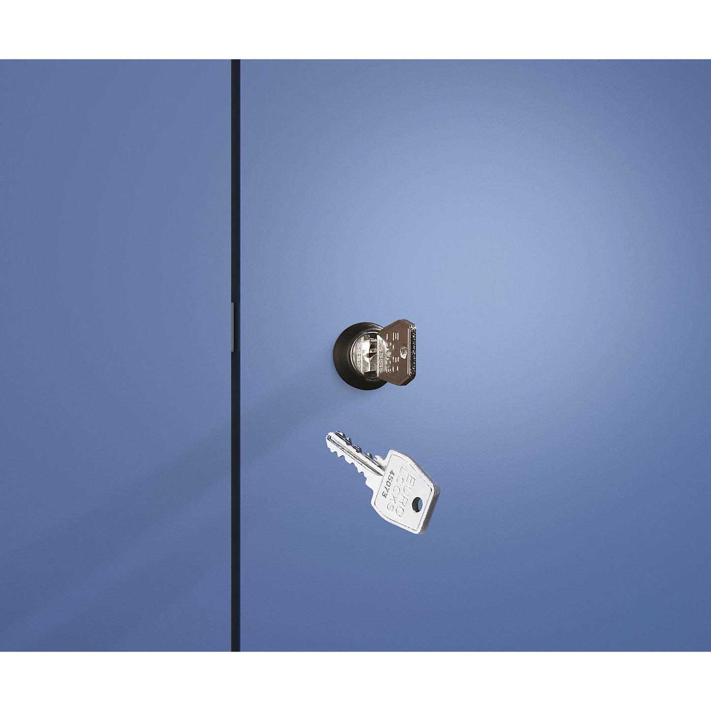Classic PLUS 3-fold compartment locker, 3 compartments, traffic white, W 900 mm, 9 compartments, with floor glides.