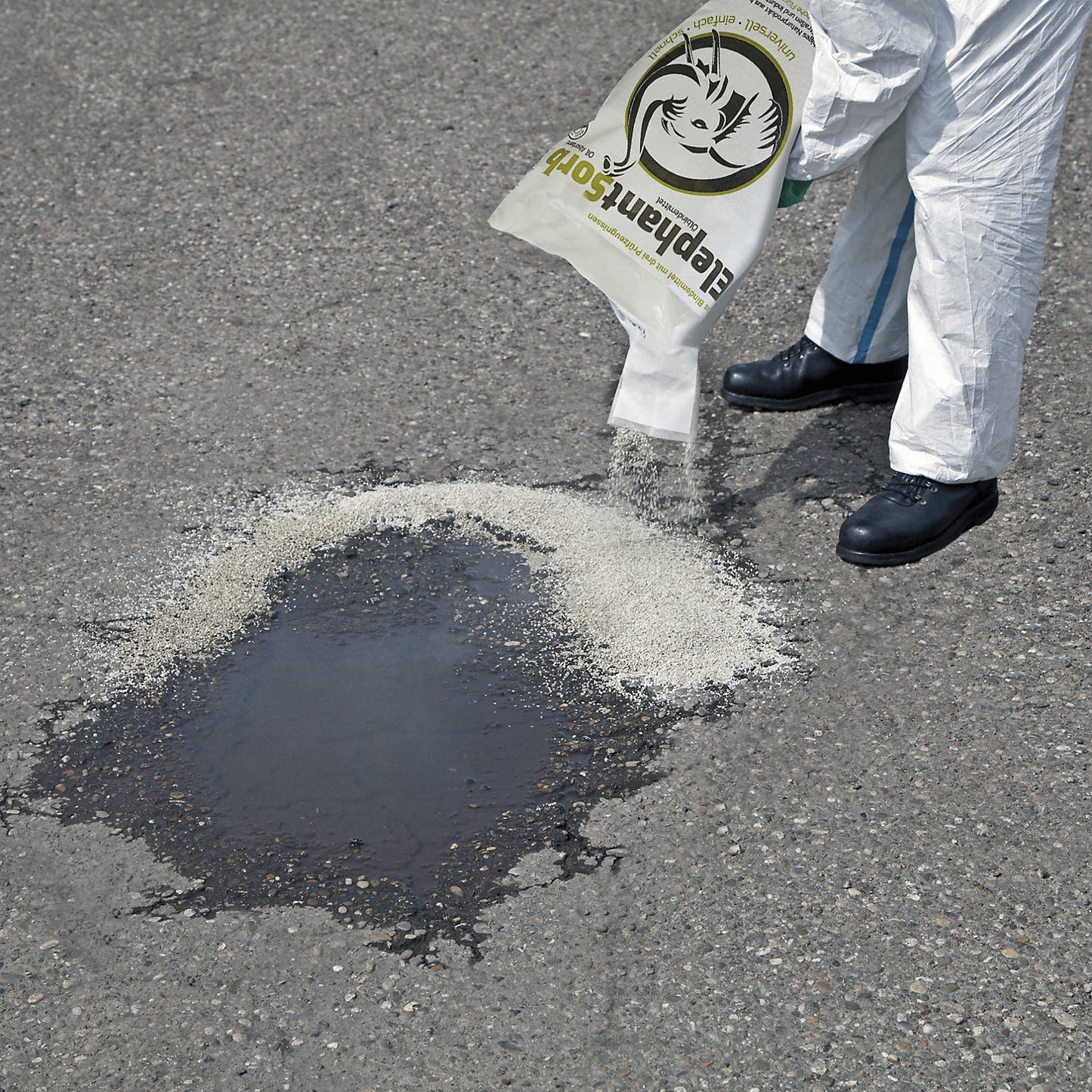 All-purpose absorbent granulate R, 40 l sack, finely grained, 0.3 - 1.5 mm, pack of 36 sacks.