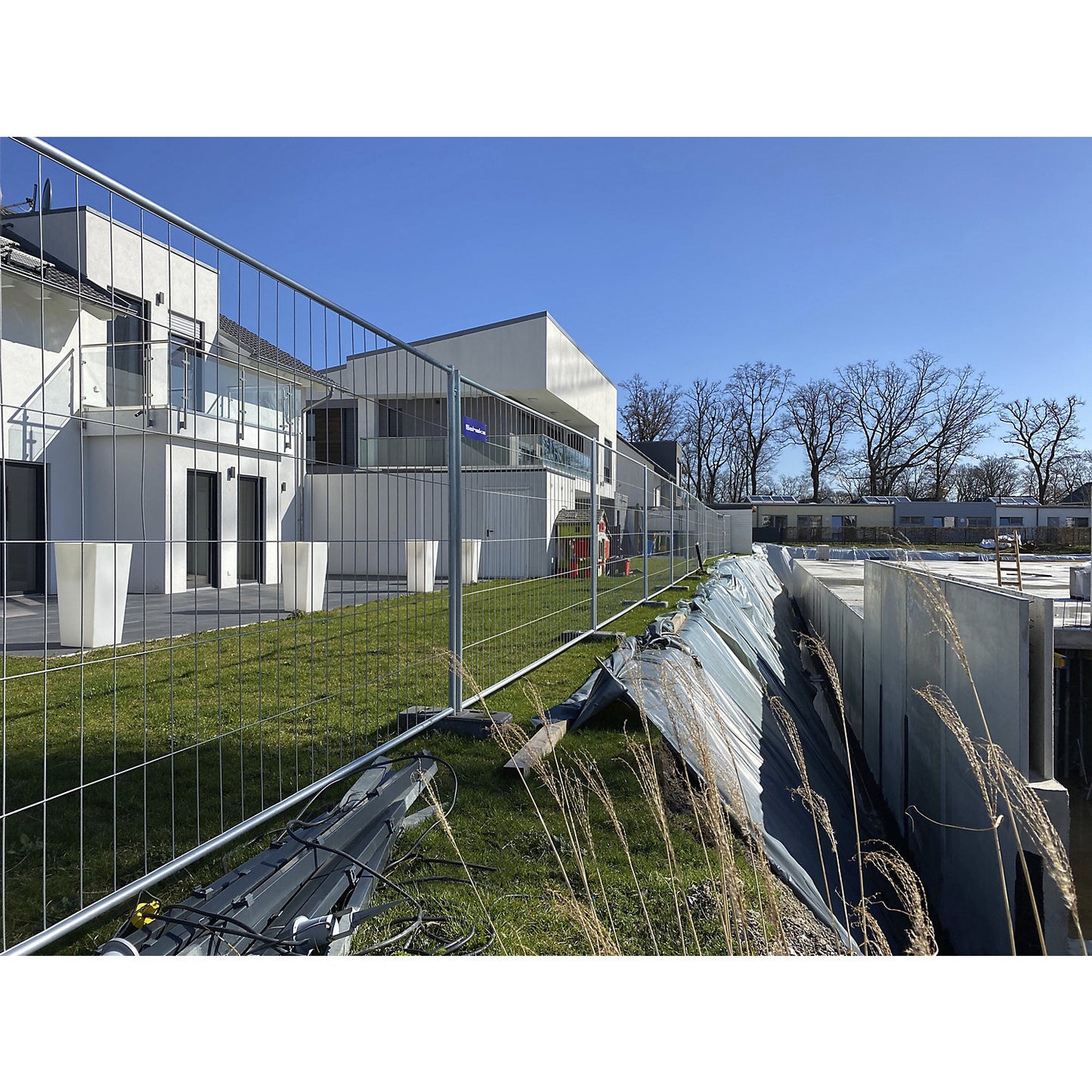 Site fencing, hot dip galvanised, width 2200 mm, height 2000 mm, without hooks and eyelets.