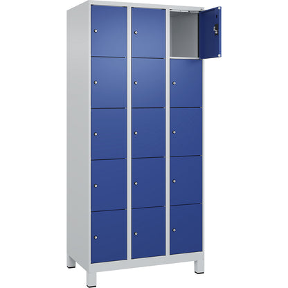Evolo PLUS 5-fold compartment locker, 3 compartments, light grey / gentian blue, W 900 mm, 15 compartments, with wide feet, cylinder lock.