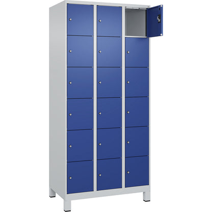 Evolo PLUS 6-fold compartment locker, 3 compartments, light grey / gentian blue, W 900 mm, 18 compartments, with wide feet, cylinder lock.