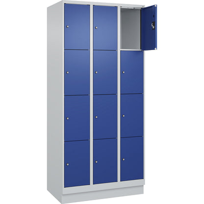 Evolo PLUS 4-fold compartment locker, 3 compartments, light grey / gentian blue, W 900 mm, 12 compartments, with base plinth, cylinder lock.