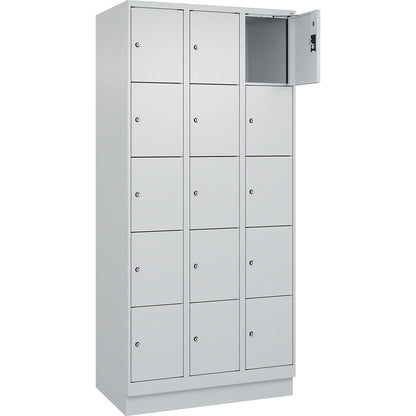 Evolo PLUS 5-fold compartment locker, 3 compartments, light grey, W 900 mm, 15 compartments, with base plinth, cylinder lock.