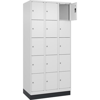 Evolo PLUS 5-fold compartment locker, 3 compartments, white, W 900 mm, 15 compartments, with base plinth, cylinder lock.