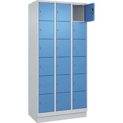 Evolo PLUS 6-fold compartment locker, 3 compartments, light grey / light blue, W 900 mm, 18 compartments, with base plinth, cylinder lock.