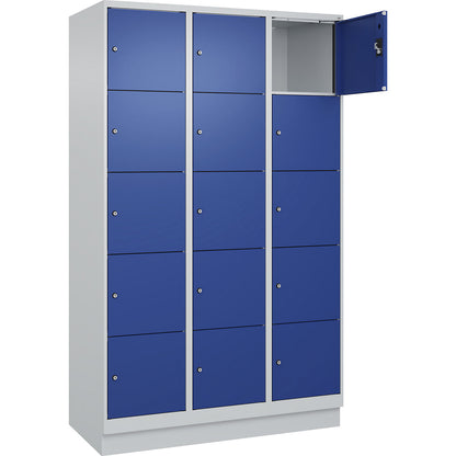 Evolo PLUS 5-fold compartment locker, 3 compartments, light grey / gentian blue, W 1200 mm, 15 compartments, with base plinth, cylinder lock.
