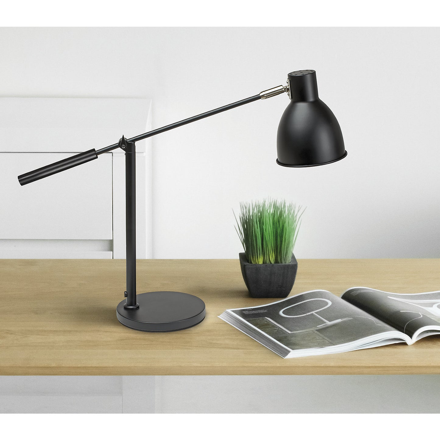 MAULfinja desk lamp, with pedestal base, bulb not included, black.
