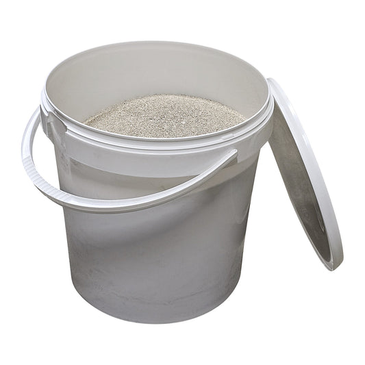 Universal absorbent granulate type III R extra fine grain, for finely pored surfaces, in a 5 kg bucket, pack of 24.