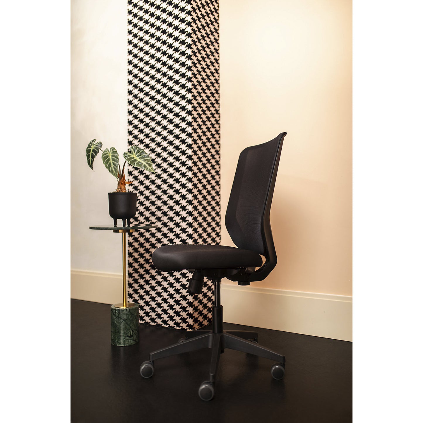 TO-SYNC One office chair, mesh back rest, black.