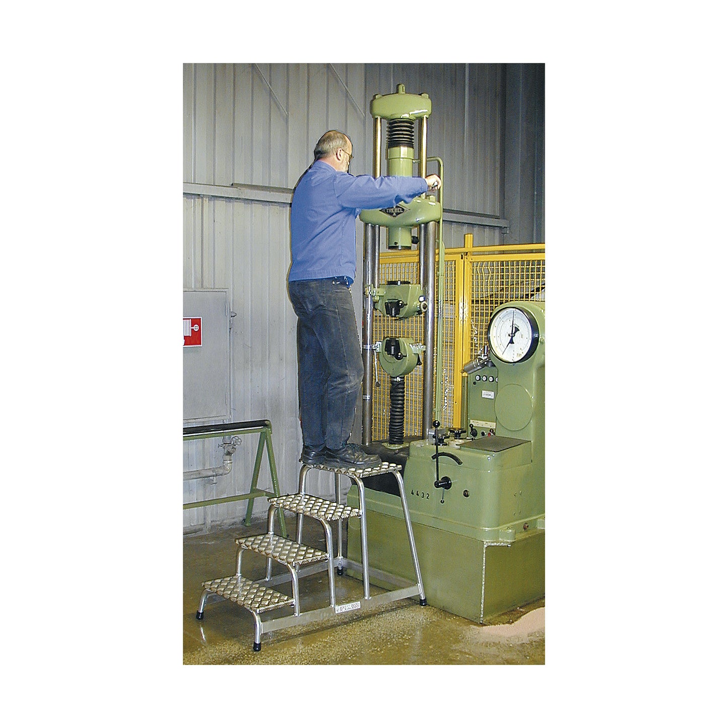 STABILO machine steps, aluminium tread plate steps, one-sided, 4 steps.