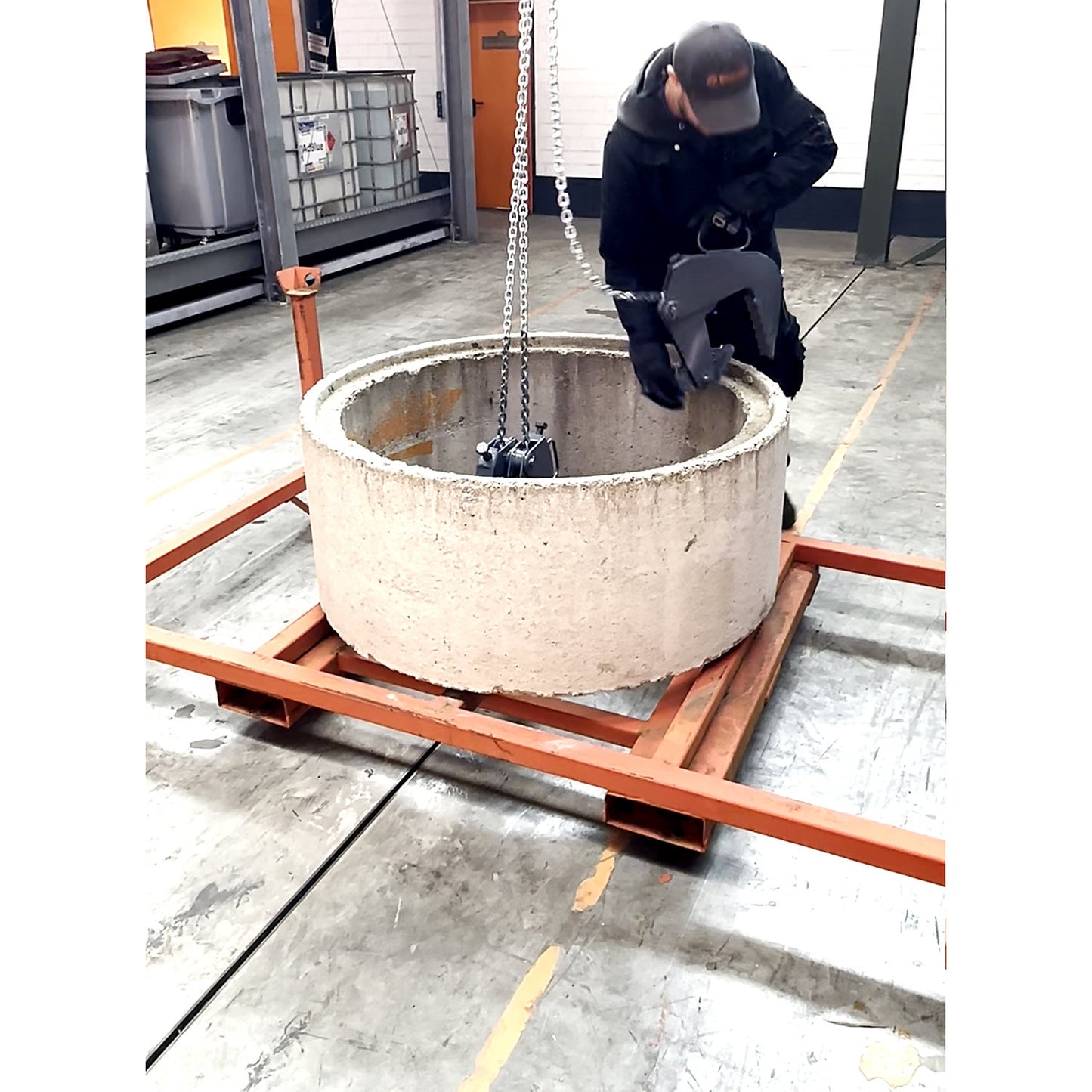 Pipe hanger, gripping range 90 - 200 mm, max. load 3000 kg, with 1.80 m chain.