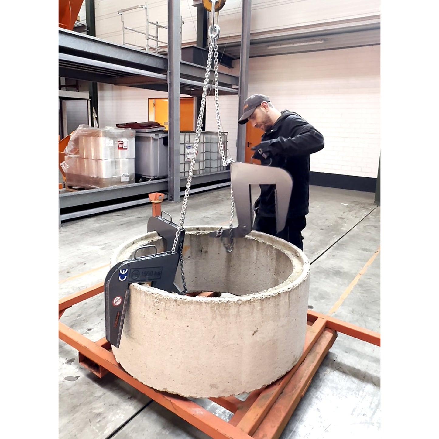 Manhole ring hanger, gripping range 100 - 230 mm, max. load 5000 kg, with 2.90 m chain.