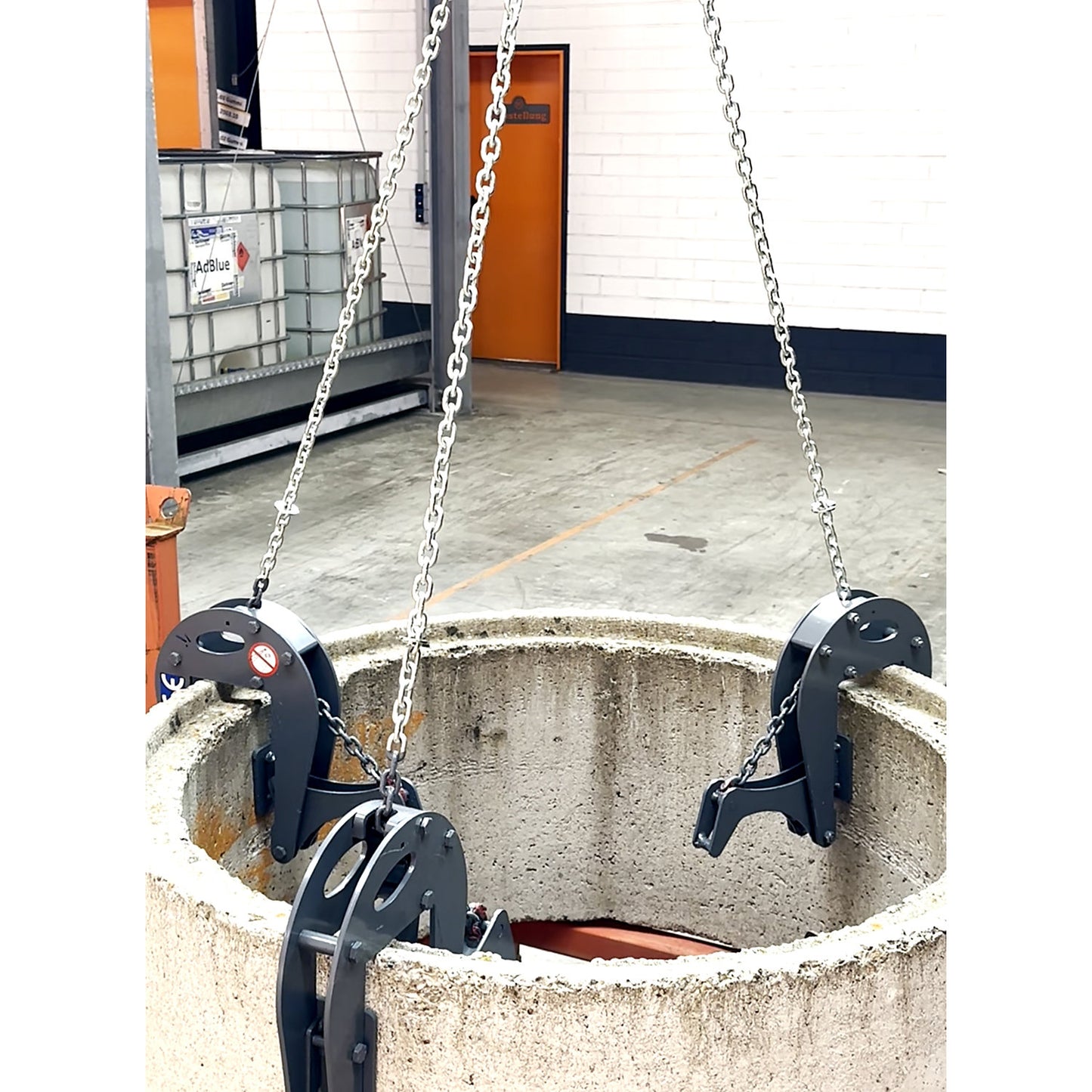 Manhole ring clamp, gripping range 45 - 180 mm, max. load 3000 kg, with 2.50 m chain.