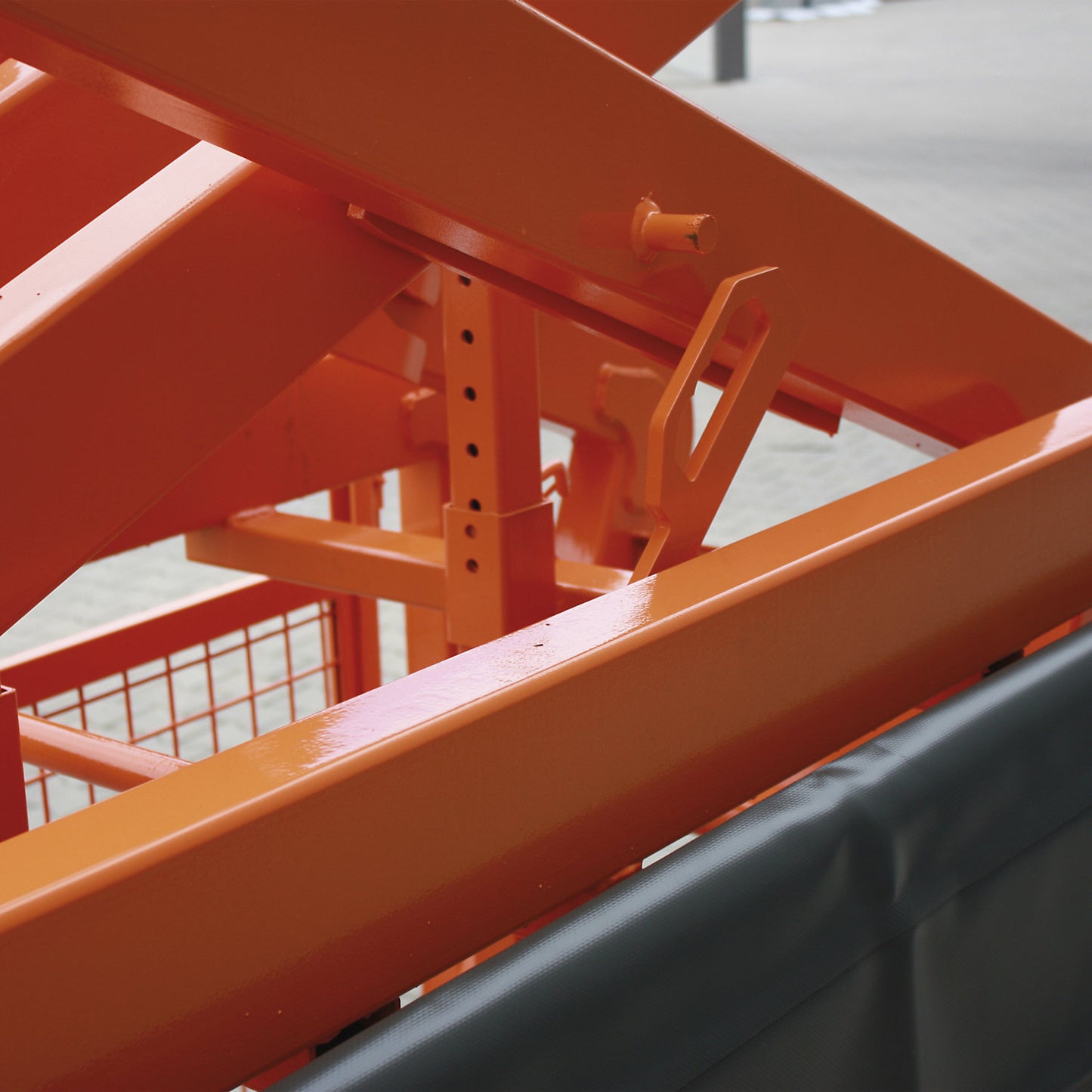 Crane grab, double-acting lever arm, max. load 1550 kg, WxH 720 x 1250 mm.
