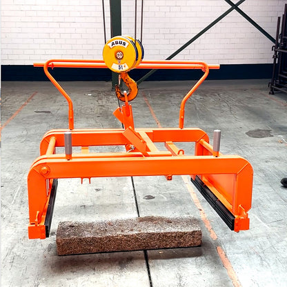 Crane grab, single-acting lever arm, max. load 500 kg, WxH 480 x 720 mm.