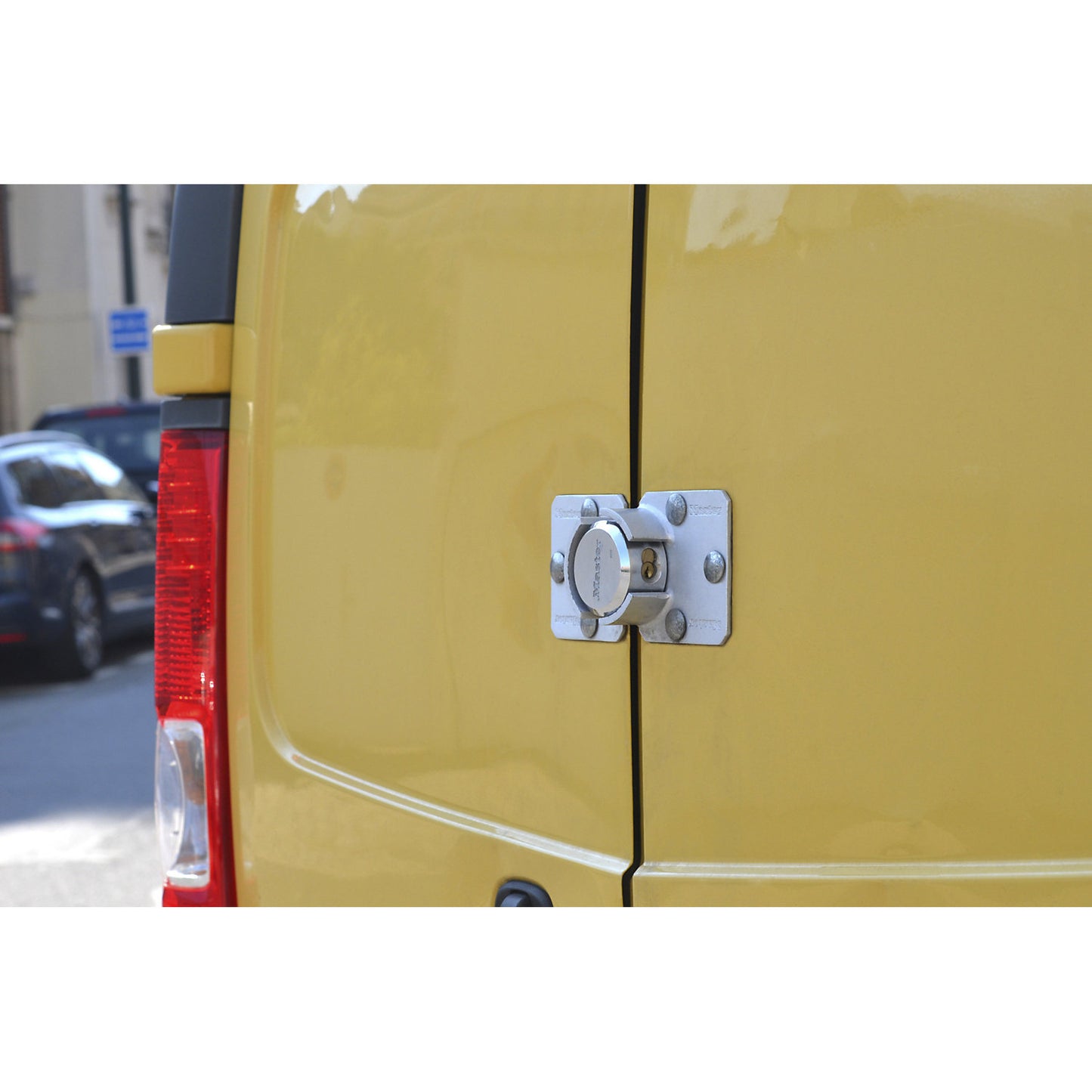 Heavy-duty bar lock, pack of 4, with padlock.