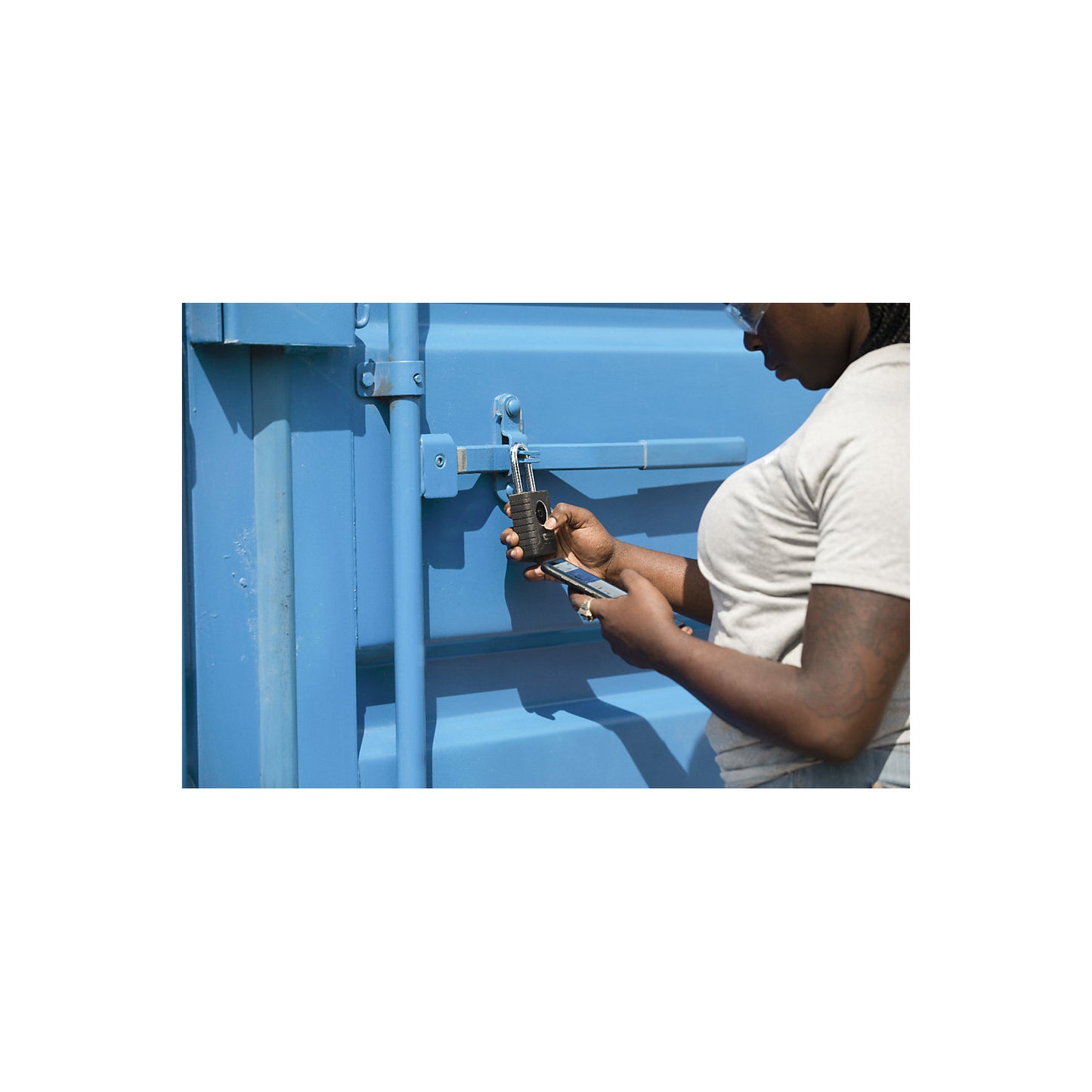 Padlock with Bluetooth®, military encryption, black.