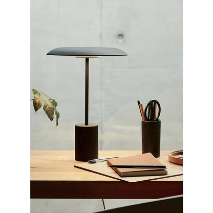 SMITH LED table lamp, with USB port, black, 600 lm.