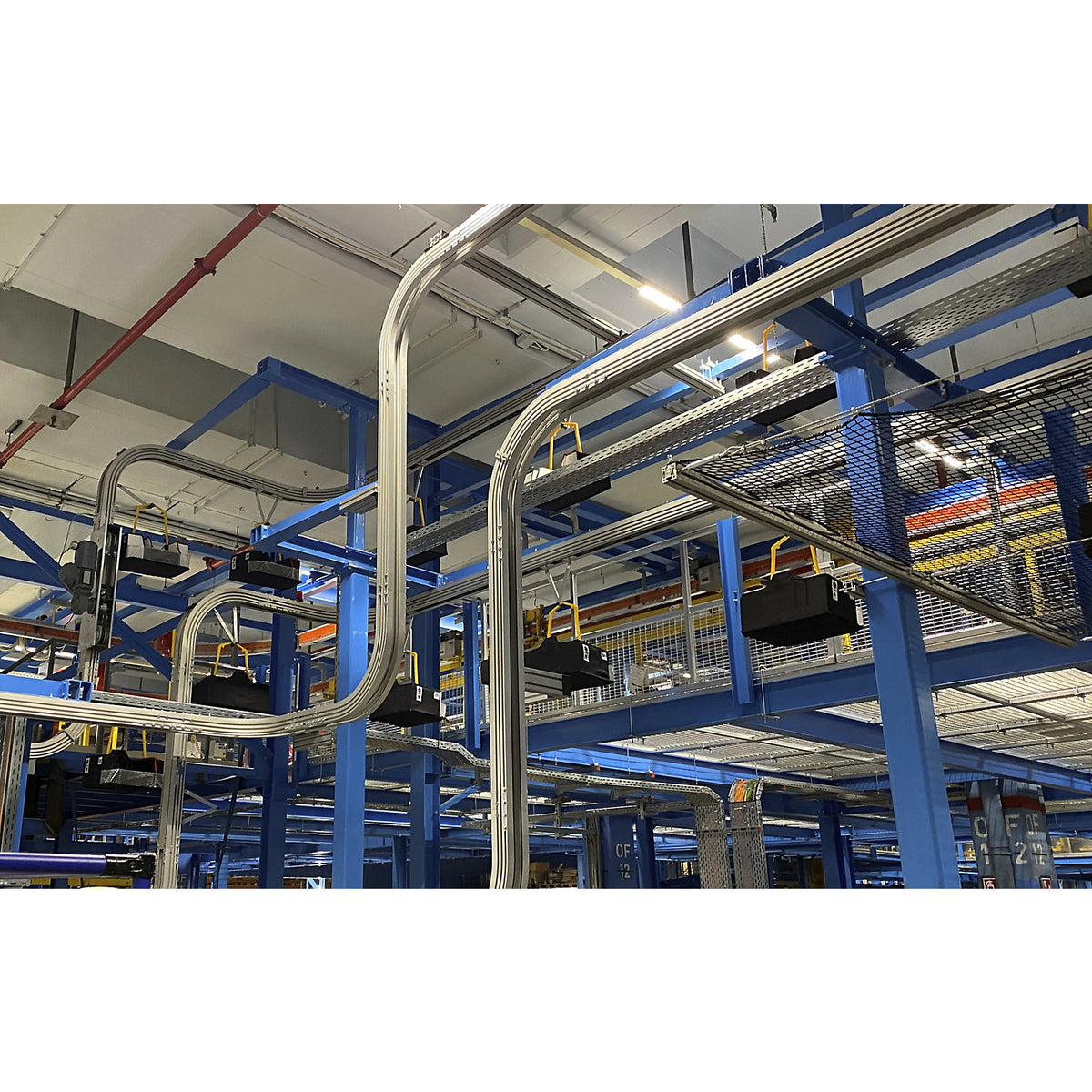Curved overhead conveyor segment, vertical profile opening on the outside, inner curve radius 500 mm, 45°.