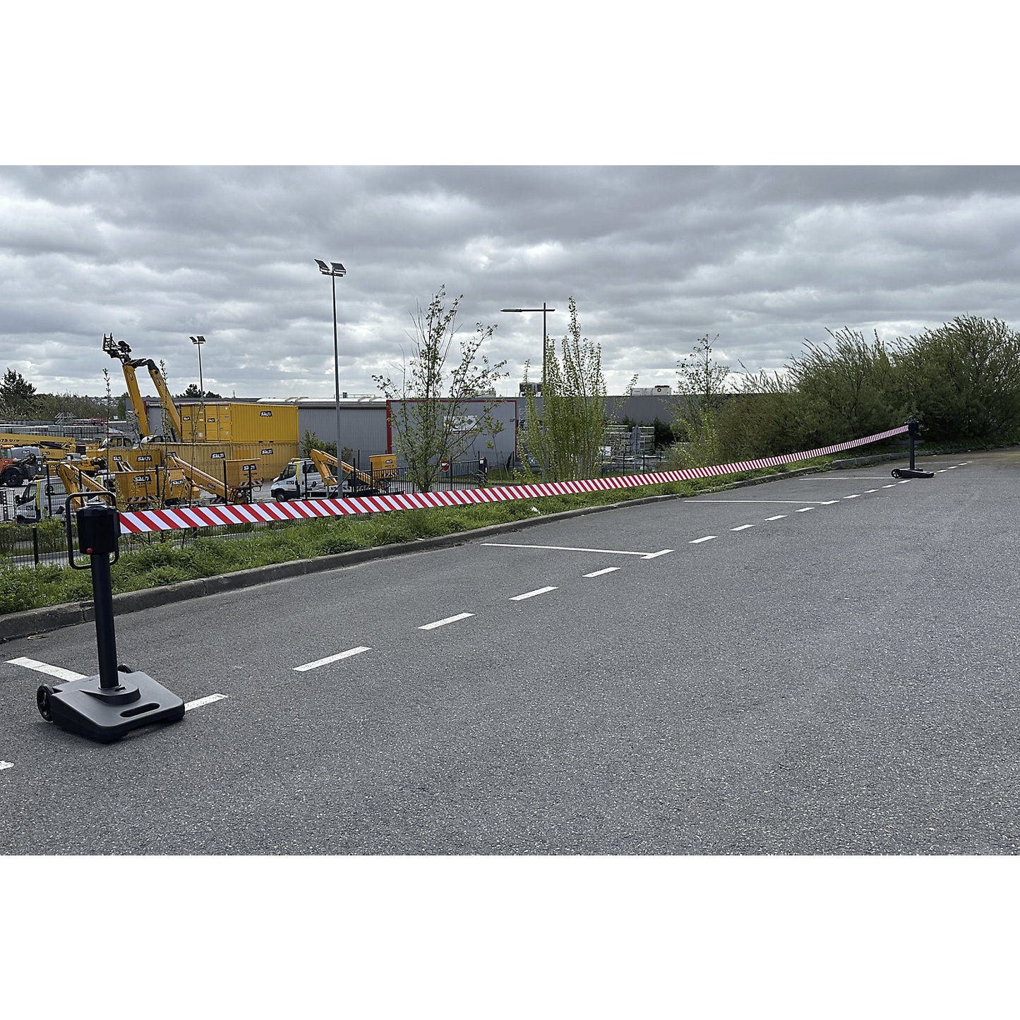 Belt barrier, mobile, 1 x 15 m belt, red/white.
