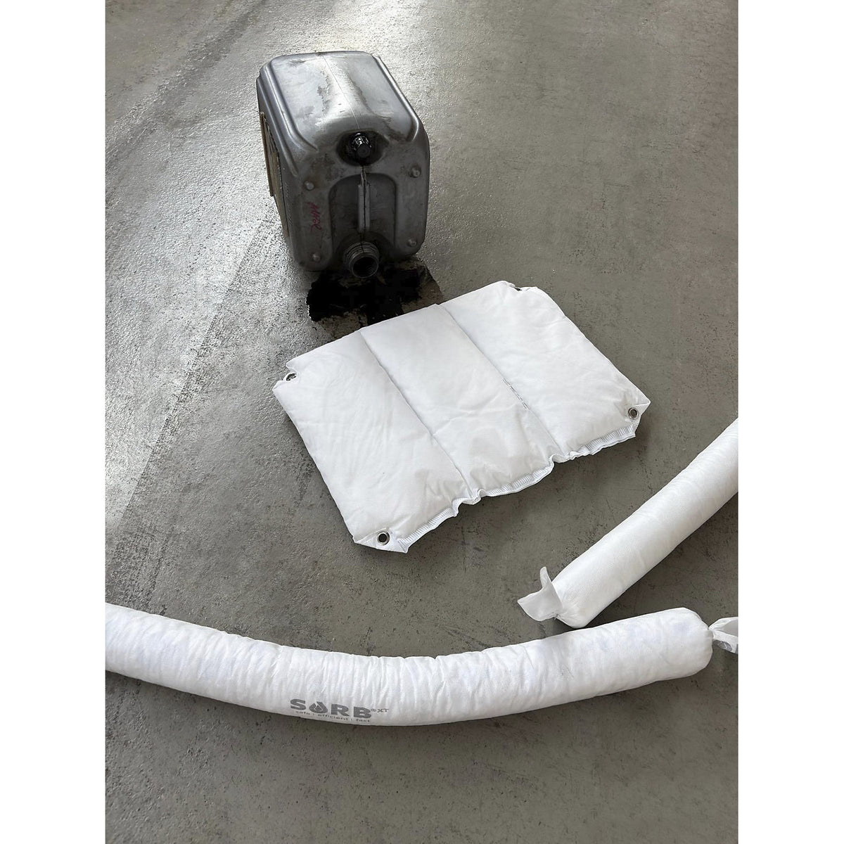 Oil absorbent cushion SORB®XT, indoor and outdoor use, LxW 400 x 600 mm, pack of 5.