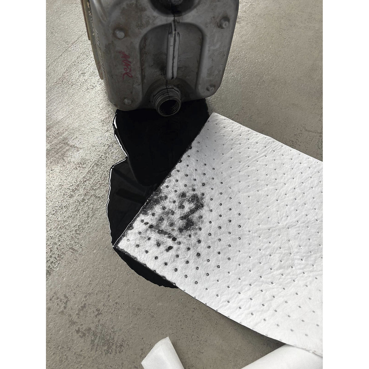 Oil absorbent sheeting OM Oil Mat, in a cardboard box, pack of 50 sheets, LxW 500 x 400 mm.
