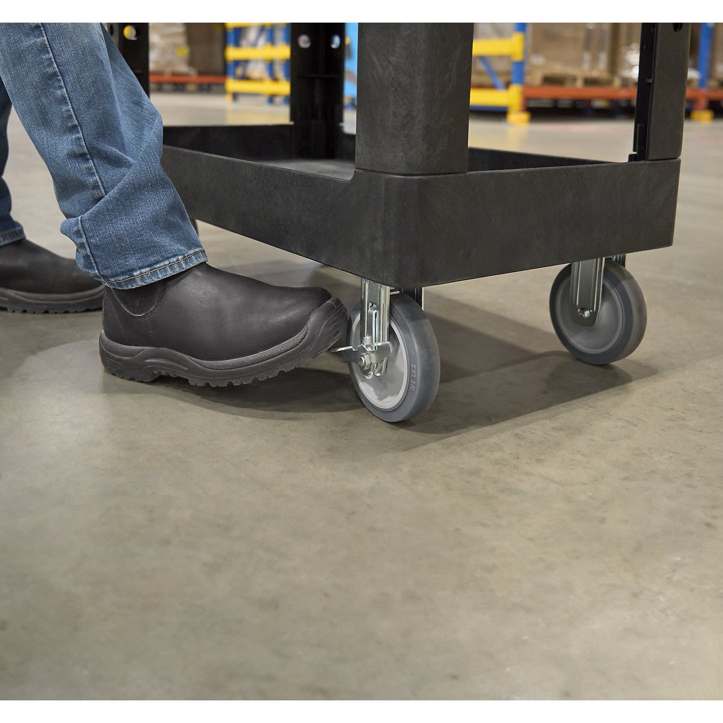 Heavy-duty universal truck BRUTE, with ergonomic handle, 3 levels, max. load 272 kg.