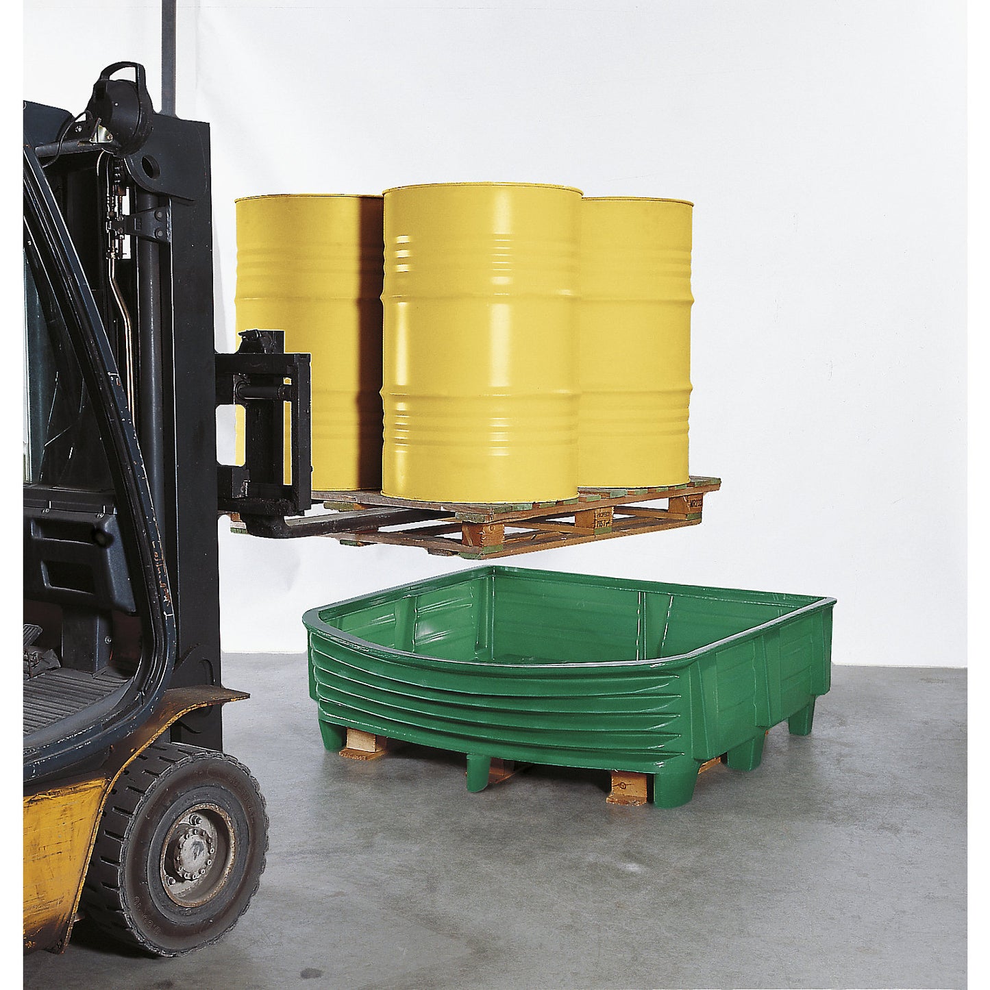 PE transport sump tray, sump capacity 225 l, LxWxH 1500 x 1150 x 400 mm, with wooden pallet 800 x 1200 mm.