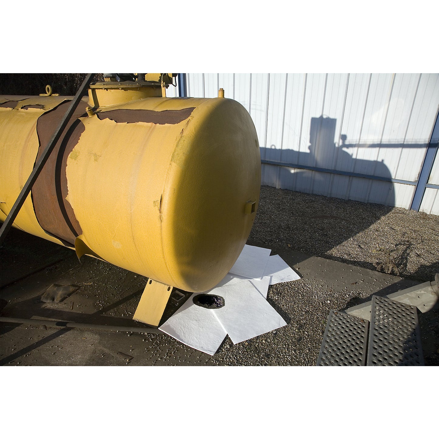 FIRST absorbent sheeting, sheets, medium version, universal, 500 x 400 mm, pack of 200.