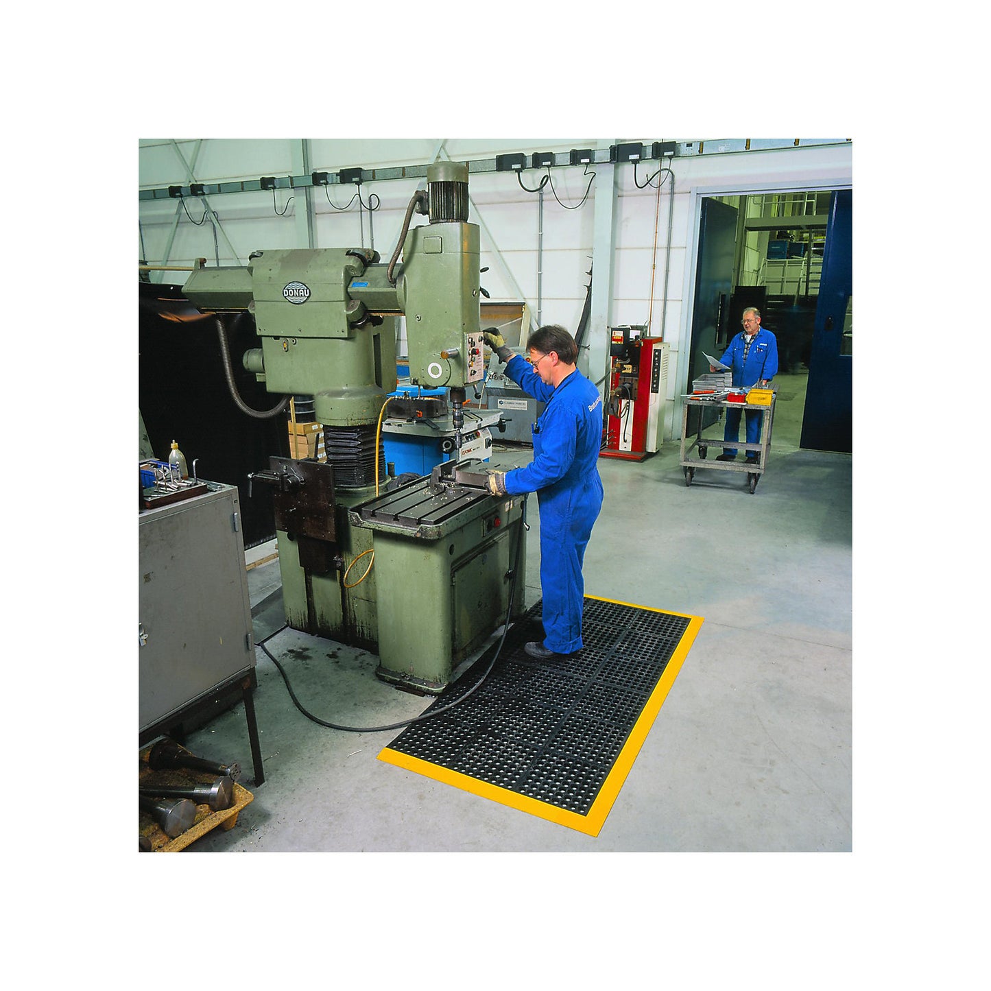 Cushion Ease™ perforated nitrile rubber plug-in system, LxWxH 910 x 910 x 19 mm, perforated.