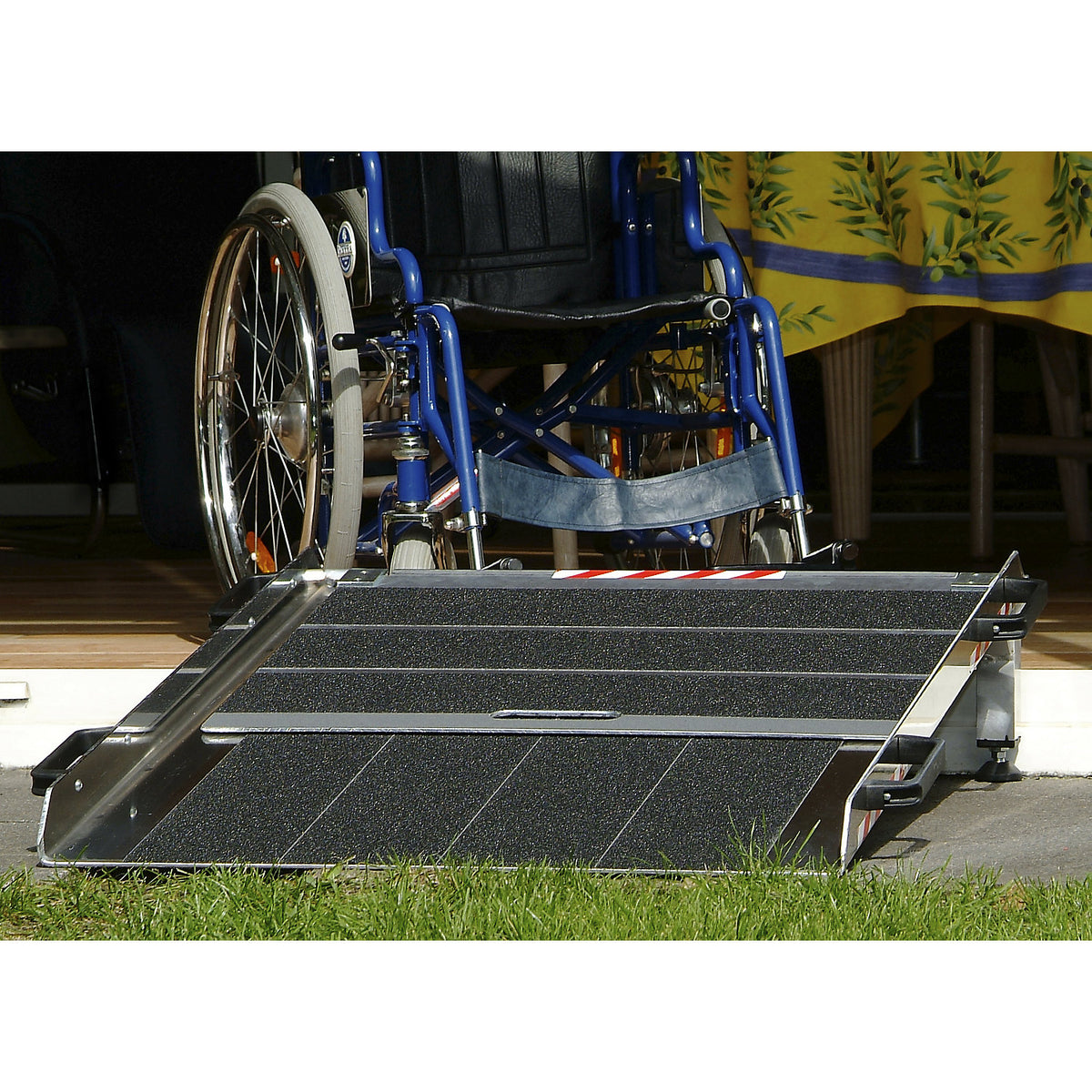 Ramp, height adjustable, max. load 300 kg, LxW 1200 x 760 mm.
