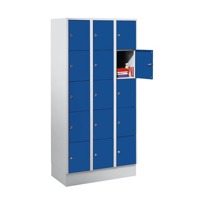 München 5-fold compartment locker, 3 compartments, light grey / gentian blue, W 900 mm, with base plinth.