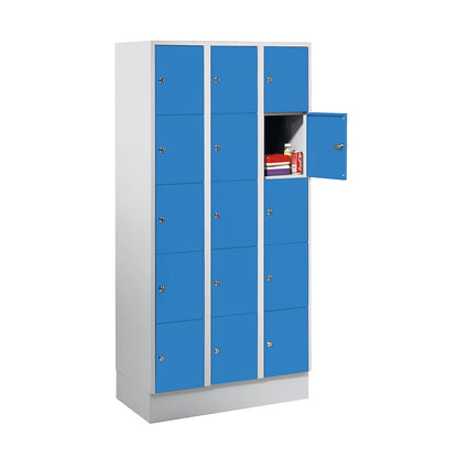 München 5-fold compartment locker, 3 compartments, light grey / light blue, W 900 mm, with base plinth.